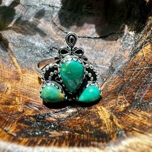 ❤️💯Elegant Silver and Green Gemstone Ring